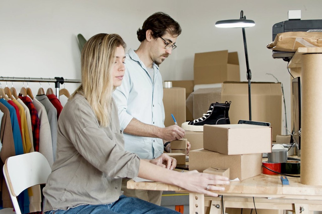 Emprendedores preparando pedidos de su negocio